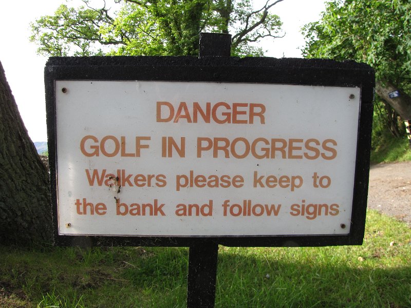 st cuthberts way_golfbaan waarschuwing.jpg - De wandelroute voert langs de rand van de golfbaan. Schijnt een gevaarlijke sport te zijn voor wandelaars.